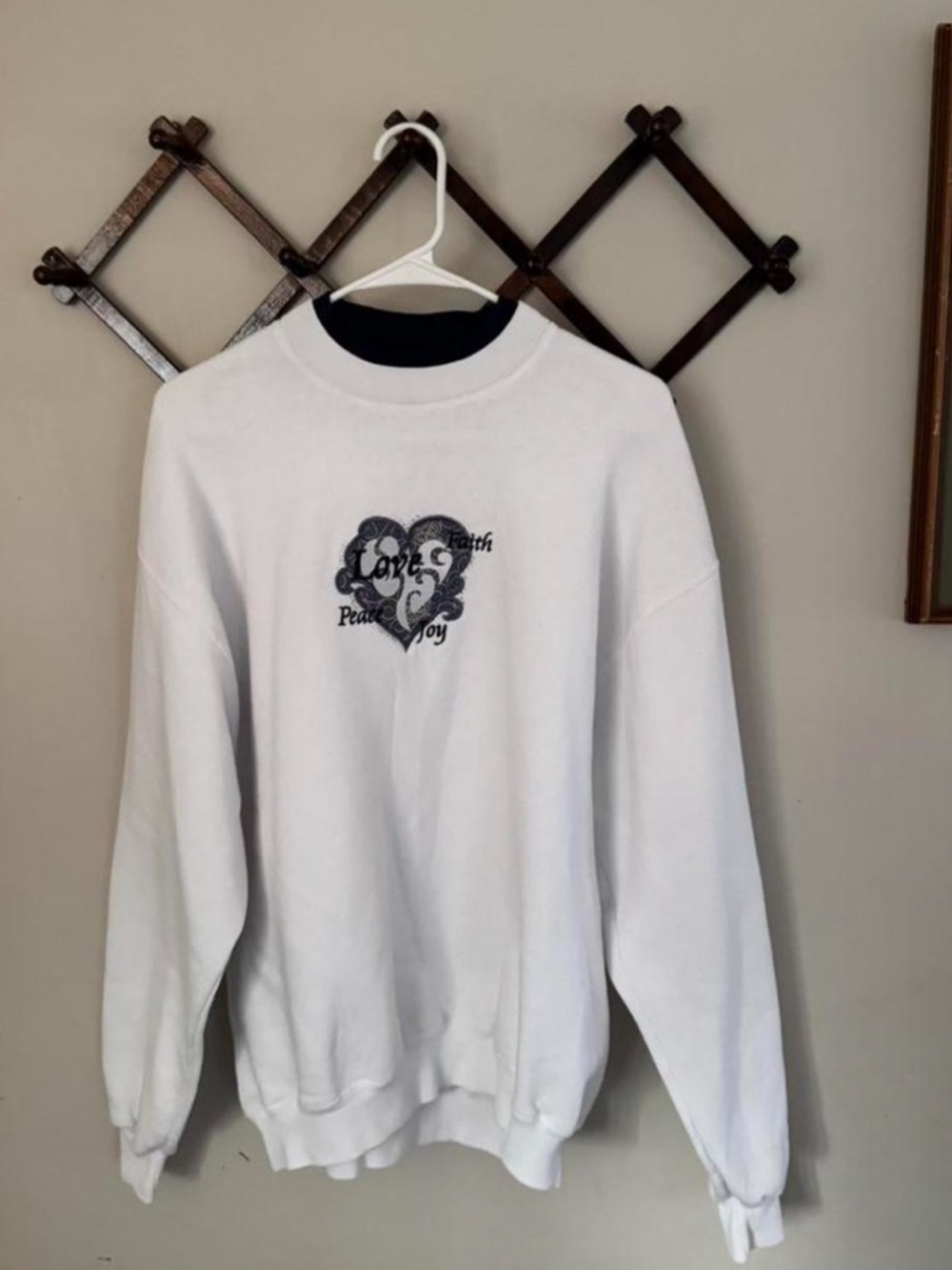 Y2k grandma White Crewneck Sweatshirt with Heart Graphic and Script Detail Large